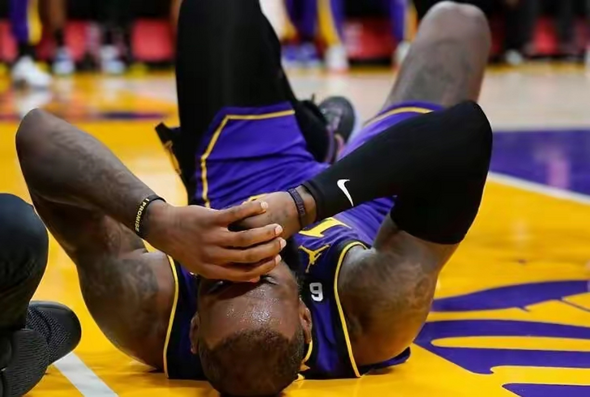 湖人主场击败掘金，保持不败