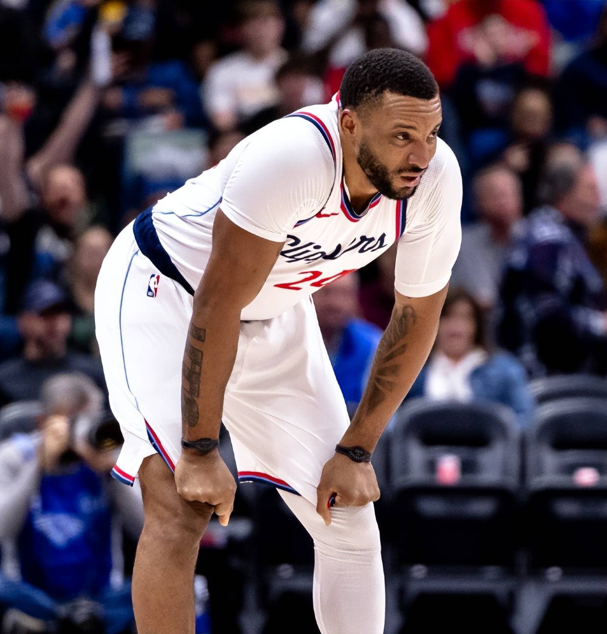 包含快船大胜活塞，结束两连败颓势的词条