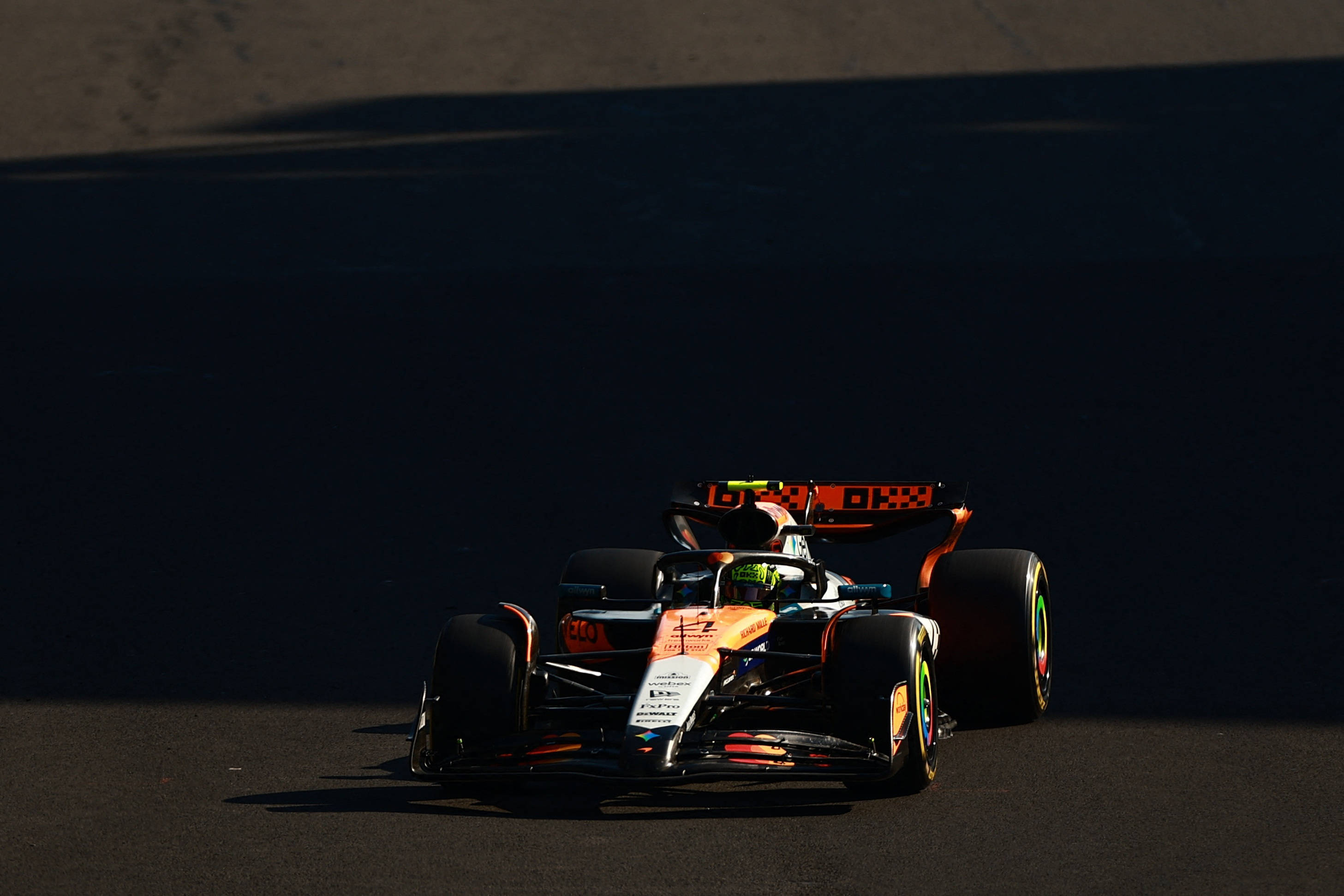 包含红牛车队险胜梅赛德斯，诺里斯刷新纪录的词条